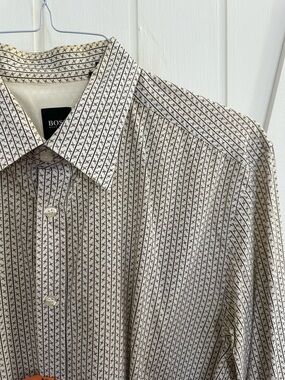Hugo Boss Men's Fitted Dress Shirt with Geometric Stripe Pattern